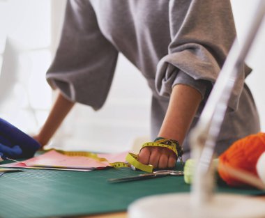 Moda Tasarımcısı dizüstü bilgisayarda çalışan atölye.