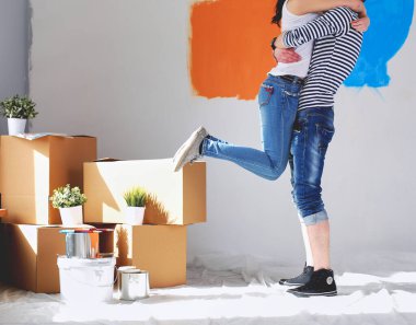 Mutlu genç çift yeni evin içinde hareket. Genç Çift.