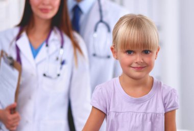 Küçük kız ve genç doktor hastanede muayene oluyor.