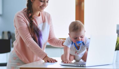 Annesi bebeğini evde parlak mutfakta ile