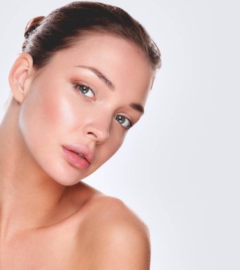 güzel bir genç kadın yüzü portresi. Beyaz arka plan üzerinde izole.