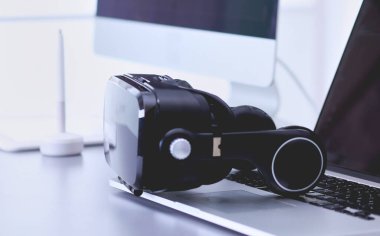 Bilgisayarlı sanal gerçeklik gözlükleri. İş. 3D teknoloji.