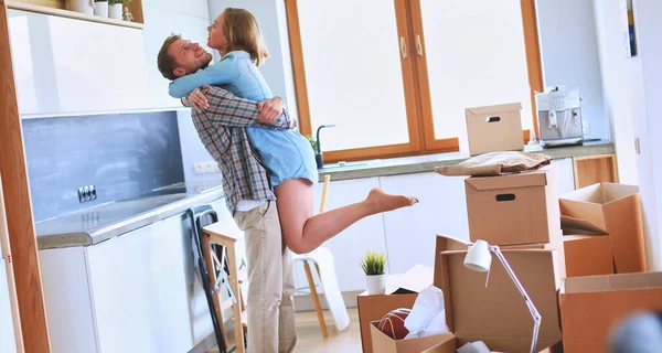 Genç çift yeni ev taşıma portresi. Genç Çift.