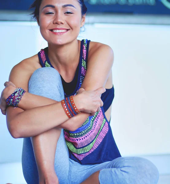 Портрет Улыбающейся Женщины Йоги Сидящей Коврике После Тренировки Студии Йоги — стоковое фото