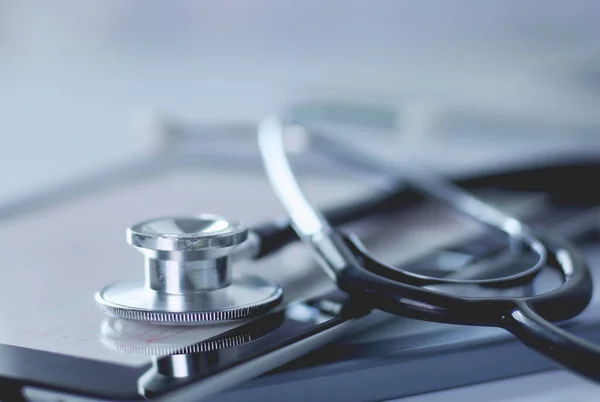 Medizinische Geräte Blaues Stethoskop Und Tablet Auf Weißem Hintergrund Medizinische — Stockfoto