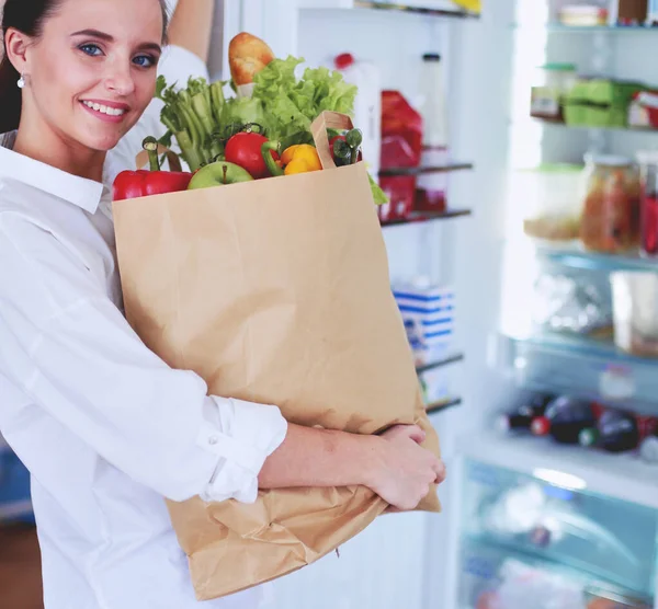 Νεαρή Γυναίκα Κρατώντας Τσάντα Ψώνια Λαχανικά Μόνιμη Στην Κουζίνα Γυναίκα — Φωτογραφία Αρχείου
