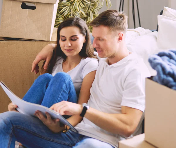 Jong Paar Verhuizen Naar Nieuw Huis Samen — Stockfoto