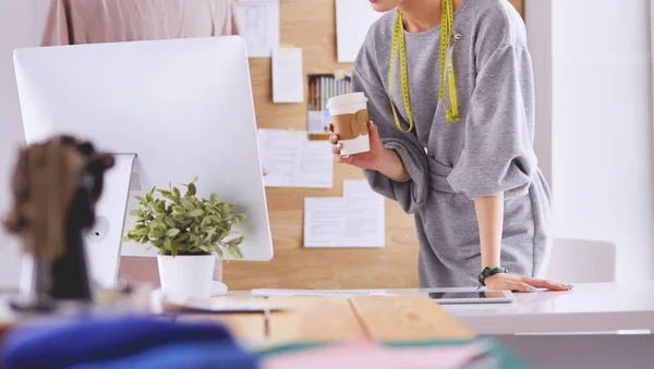 Modedesignerin Näht Mit Nähmaschine — Stockfoto