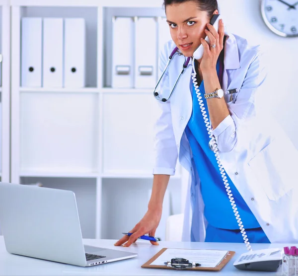 Retrato Joven Doctora Bata Blanca Ordenador Usando Teléfono —  Fotos de Stock