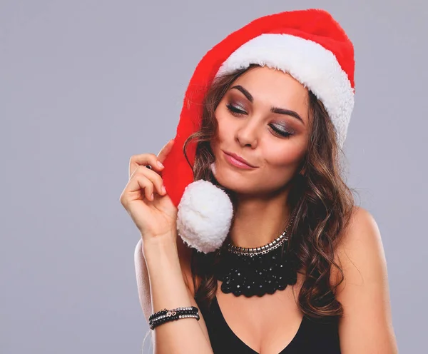 Atractiva Mujer Sonriente Santa Cap Aislado Sobre Gris — Foto de Stock