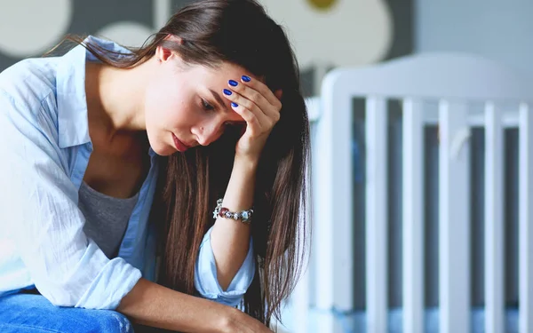 Ung Trött Kvinna Som Sitter Sängen Nära Barnens Spjälsäng Ung — Stockfoto