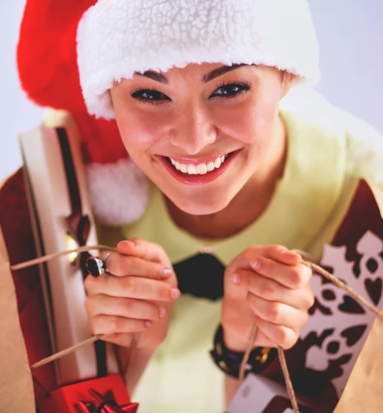 Šťastná Dívka Santa Hat Krabičky Červeném Pozadí — Stock fotografie