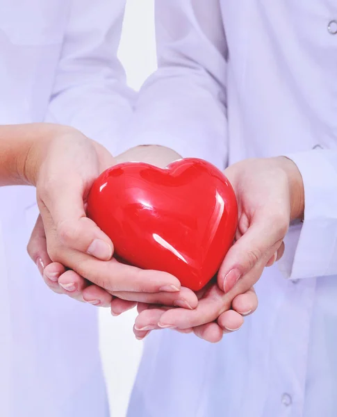 Due Donne Medico Possesso Cuore Rosso Isolato Sfondo Bianco — Foto Stock