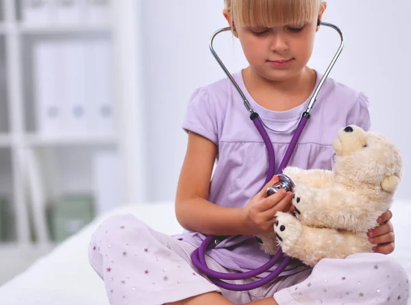 Meisje Onderzoekt Haar Teddybeer Met Behulp Van Stethoscoop Geïsoleerd — Stockfoto