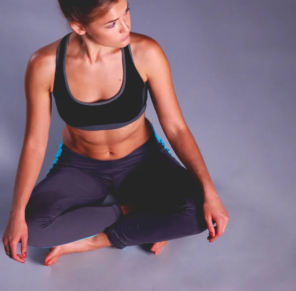 Jonge Vrouw Zittend Vloer Lotuspositie Yoga — Stockfoto