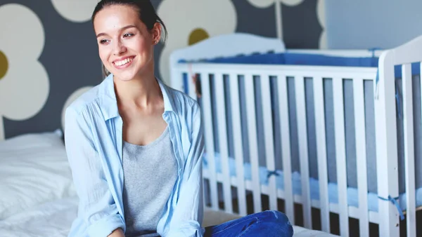 Jonge Vrouw Zittend Het Bed Buurt Van Childrens Kinderbed Jonge — Stockfoto