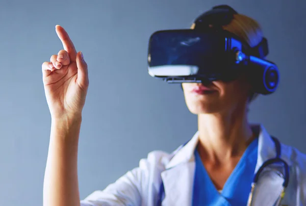 Médecin Féminin Portant Des Lunettes Réalité Virtuelle Isolées Sur Fond — Photo