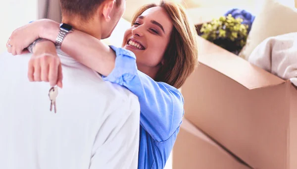 Junges Glückliches Paar Umarmt Sich Und Zeigt Schlüssel Für Neues — Stockfoto