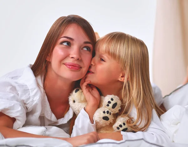 Femme Jeune Fille Couchées Lit Souriantes Isolées — Photo