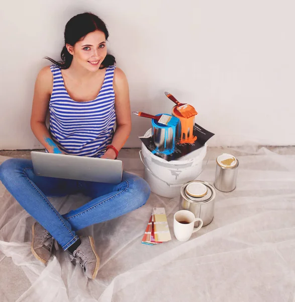 Retrato Mujer Joven Mientras Pinta Nuevo Apartamento Sentado Con Ordenador — Foto de Stock
