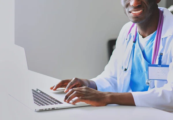 Giovane Medico Africano Che Lavora Computer Portatile Alla Scrivania Dottore — Foto Stock