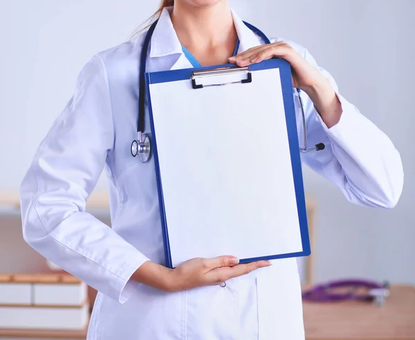 Sorridente Medico Donna Con Una Cartella Uniforme Piedi Ospedale — Foto Stock