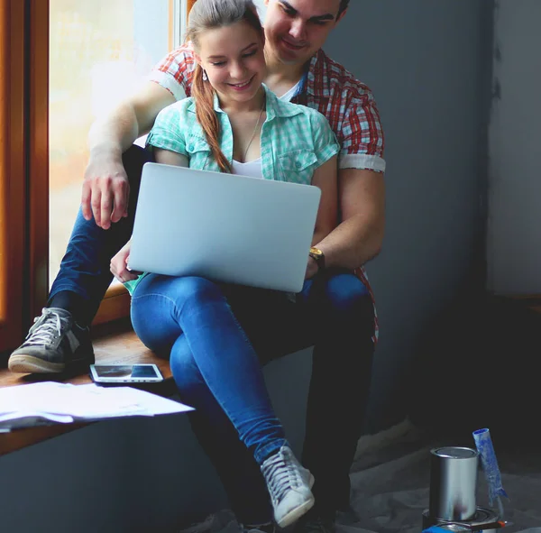 Portrait Young Couple Moving New Home Sitting Laptop — Stock Photo, Image