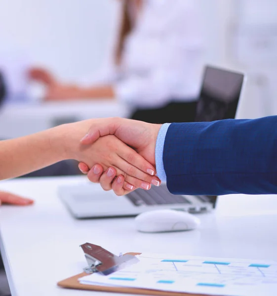 Gente Negocios Dándose Mano Terminando Una Reunión Oficina —  Fotos de Stock