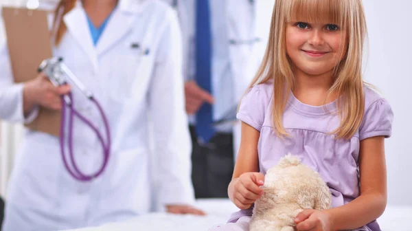 Female Doctor Examining Child Stethoscope Surgery — Stock Photo, Image