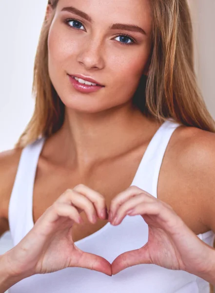 Mulher Bonita Mostrando Forma Coração Sua Mão Cama Sentada — Fotografia de Stock