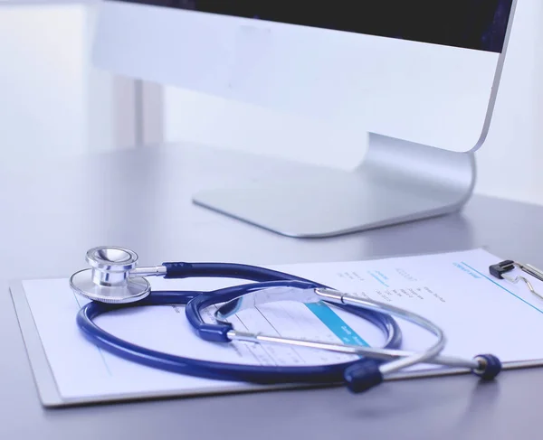 Tıbbi Ekipman Beyaz Arka Planda Mavi Steteskop Tablet Tıbbi Ekipman — Stok fotoğraf