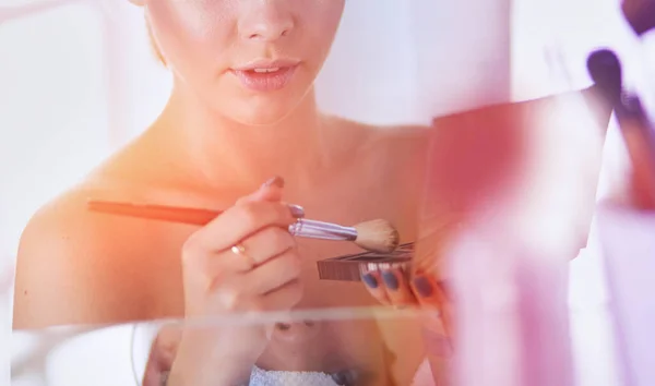Güzel Genç Bir Kadın Yüzüne Dokunuyor Aynaya Bakarken Gülümsüyor — Stok fotoğraf