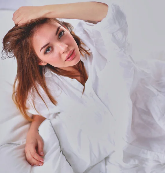 Retrato Bela Mulher Sorridente Cama Quarto Isolado — Fotografia de Stock