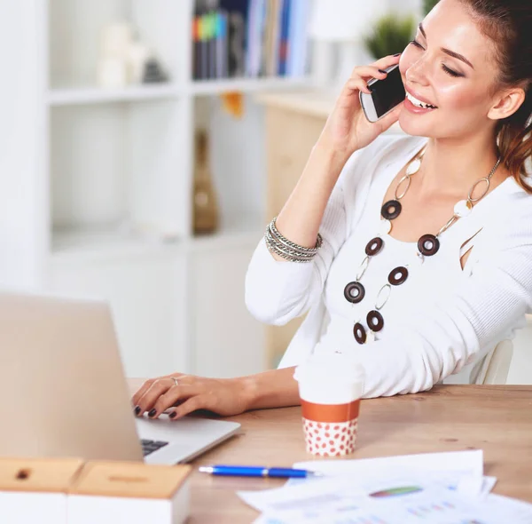 Jonge Zakenvrouw Zit Praat Telefoon — Stockfoto