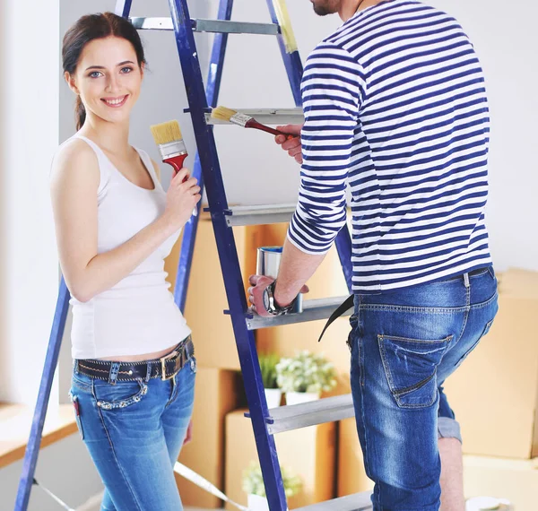 Retrato Feliz Sonriente Joven Pareja Pintando Pared Interior Casa Nueva —  Fotos de Stock