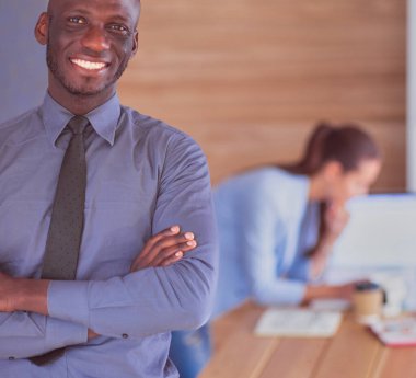 Çekici kadın ofiste, masada oturan paket servisi olan restoran kahve laptop ile çalışma