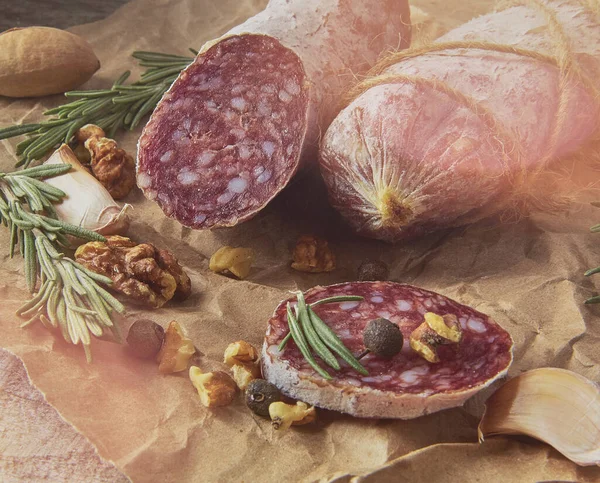 Italienische Salami Mit Meersalz Rosmarin Knoblauch Und Nüssen Auf Papier — Stockfoto