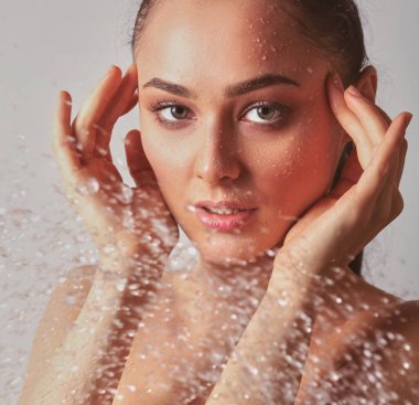 kız öğrenci fen bilgisi dersinde mikroskop aramak