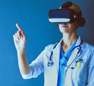 Sanal gerçeklik gözlüğü takan kadın doktor beyaz arka planda izole edilmiş.