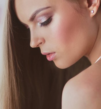 Güzel bir kadın yüzü beyaz stüdyoya yakın..