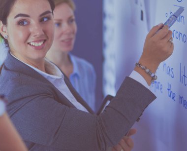 İş, eğitim ve ofis konsepti - yönetim kurulu ile iş ekibi bir şey tartışıyor.