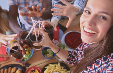 Öğle yemeği sırasında selfie çeken bir grup insan. Kendim. Arkadaşız. Arkadaşlar yemek yerken fotoğraflanır..