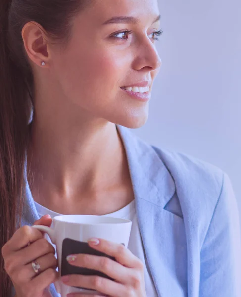 Donna Attraente Seduta Alla Scrivania Ufficio Con Caffè Asporto — Foto Stock