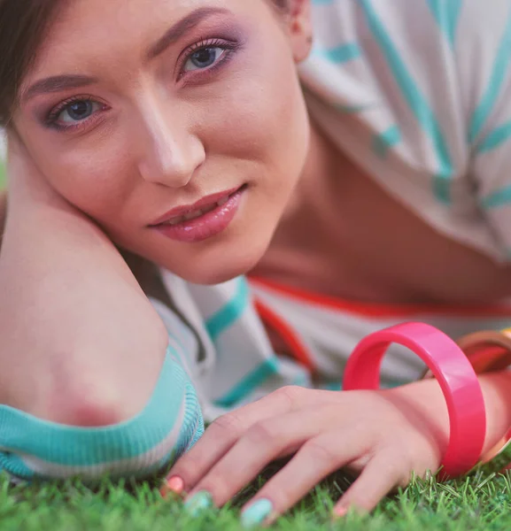 Hermosa Mujer Joven Acostada Hierba Verde — Foto de Stock