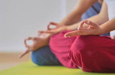 Genç atletik çift pratik acroyoga. Çiftinde Dengeleme