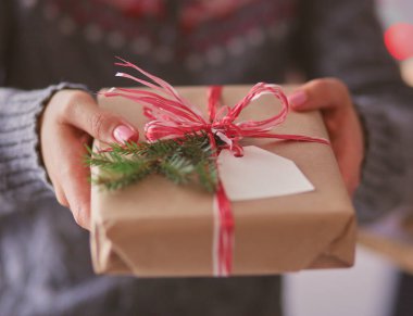 Noel hediye kutusu tutan kadın elleri. Noel.