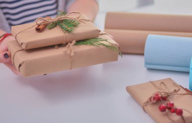 Noel hediye kutusu tutan kadın elinde