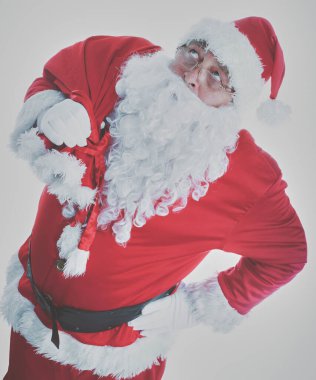 gerçek Noel Baba büyük çanta dolusu hediye izole beyaz zemin üzerine, taşıma