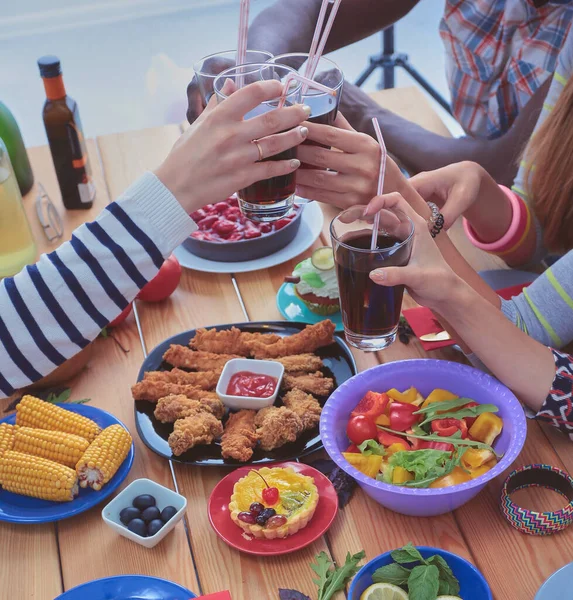 Draufsicht Auf Eine Gruppe Von Menschen Beim Gemeinsamen Abendessen Während — Stockfoto