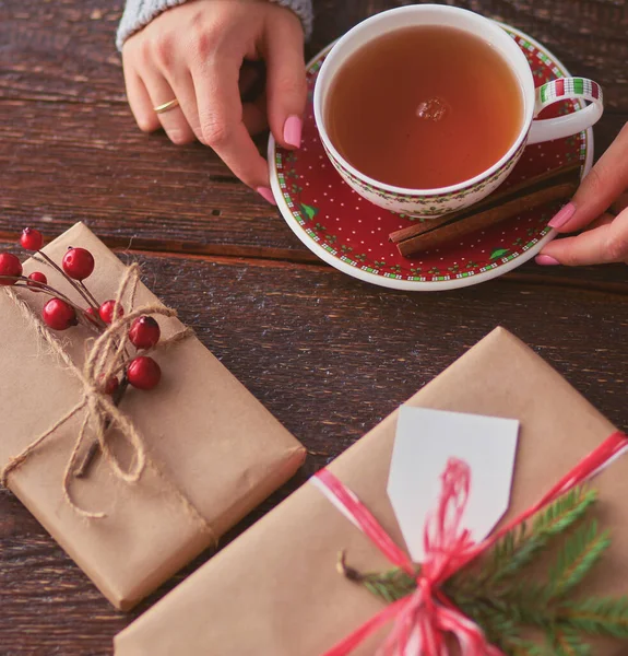 Femme Assise Sur Bureau Avec Boîte Cadeau Noël Mains Femme — Photo